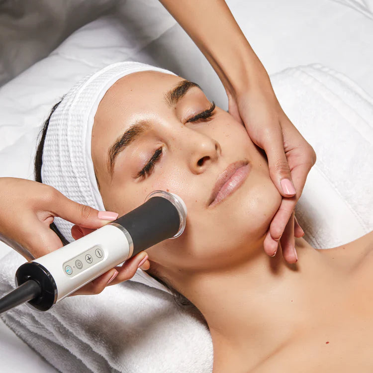 Discover the Glow: The OxyGeneo Facial Experience